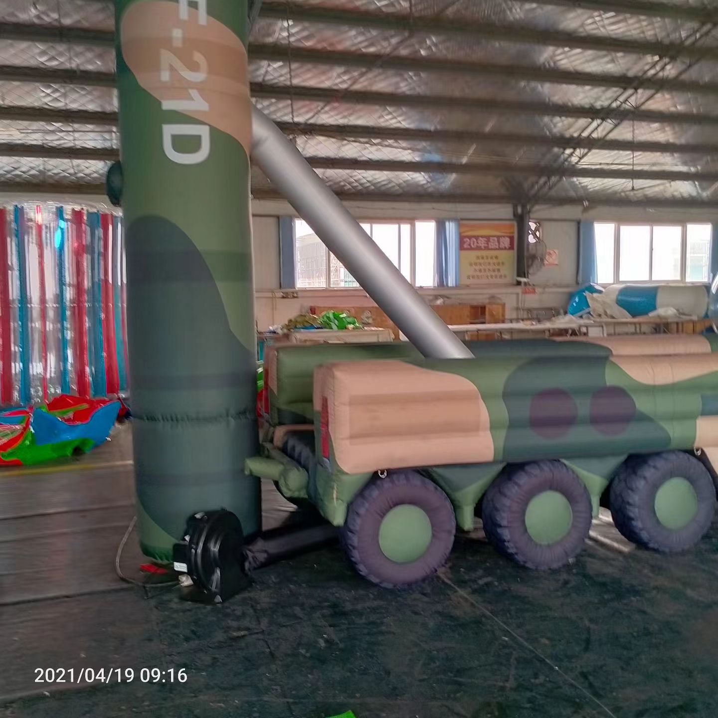 贞丰军事演习中的充气目标车辆：模拟发射车雷达车坦克飞机